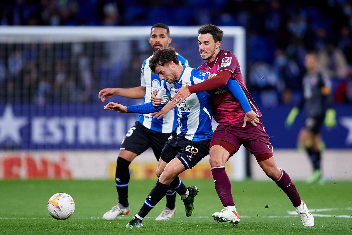 赛地聚焦：德国杯转会期热度飙升，阿斯顿维拉临场应变，赛场秩序良好，临场指挥获称赞的简单介绍