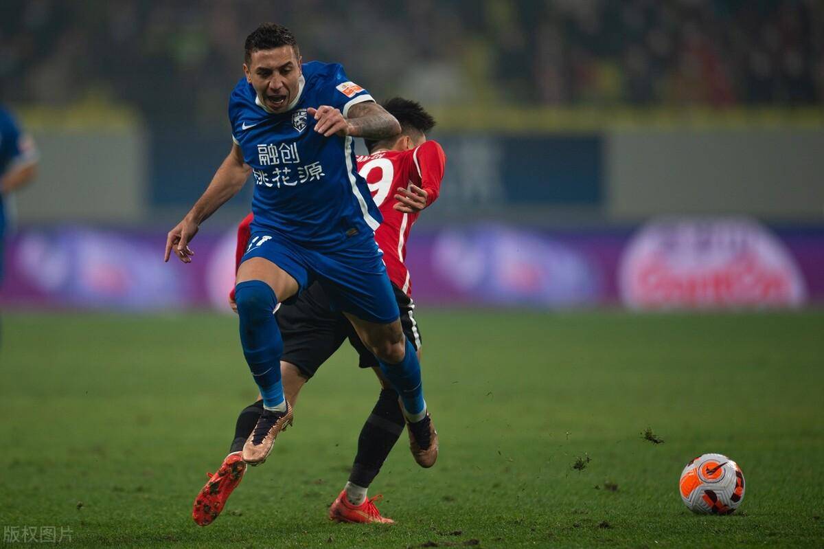 包含辽宁本钢训练开放日，清晨队长鼓劲引欢呼，中超在即，更衣室氛围转暖的词条